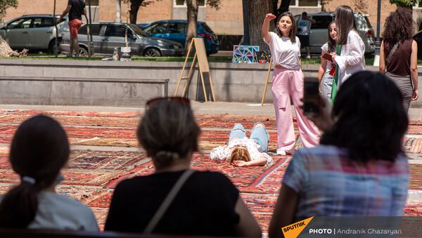 Спасенные образцы музея ковров Шуши вынесли на солнце - Sputnik Արմենիա