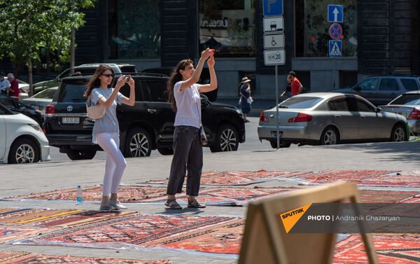 Спасенные образцы музея ковров Шуши вынесли на солнце - Sputnik Армения
