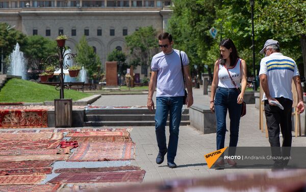 Спасенные образцы музея ковров Шуши вынесли на солнце - Sputnik Армения