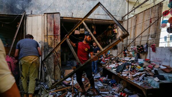Люди на месте взрыва в районе Садр-Сити Багдада (19 июля 2021). Ирак - Sputnik Արմենիա