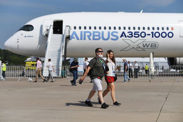 Посетители на фоне пассажирского авиалайнера Airbus A350-1000 на Международном авиационно-космическом салоне МАКС-2021 - Sputnik Армения