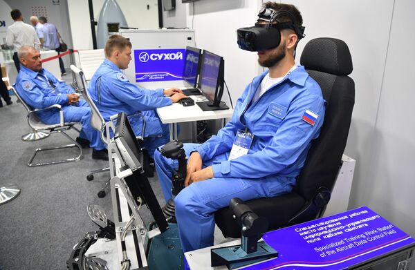 Специализированное рабочее место изучения информационно-управляющего поля кабины самолета на МАКС-2021 - Sputnik Армения