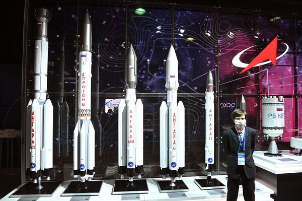 Стенд госкорпорации Роскосмос на выставке  Международного авиационно-космического салона МАКС-2021. - Sputnik Армения