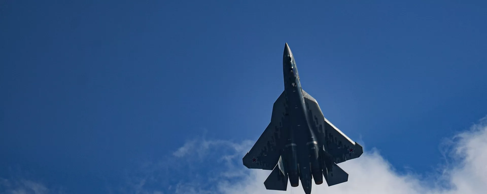 Многофункциональный истребитель пятого поколения Су-57, во время выполнения летной программы на Международном авиационно-космическом салоне МАКС-2021. - Sputnik Армения, 1920, 20.07.2021