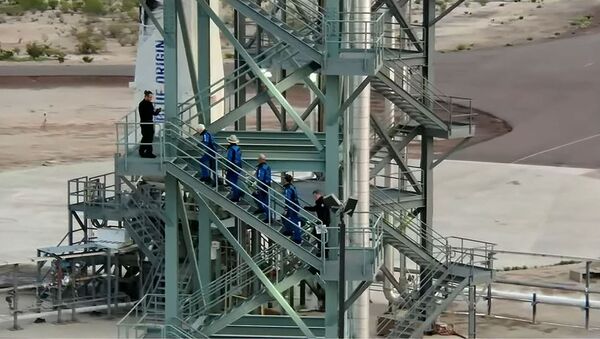Уолли Фанк, Джефф Безос, Марк Безос и Оливер Дэмен поднимаются на вышку для экипажа во время первого полета с экипажем многоразового корабля New Shepard от Blue Origin (20 июля 2021). Ван Хорн, штат Техас - Sputnik Армения