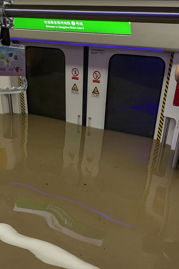 Затопленный вагон метро после проливных дождей в Чжэнчжоу (20 июля 2021). Китай - Sputnik Армения