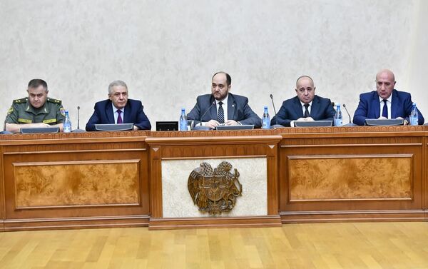 Слева направо: Артак Давтян, Вагаршак Арутюнян, Араик Арутюнян, Аршак Карапетян, Арман Саркисян на заседании - Sputnik Армения
