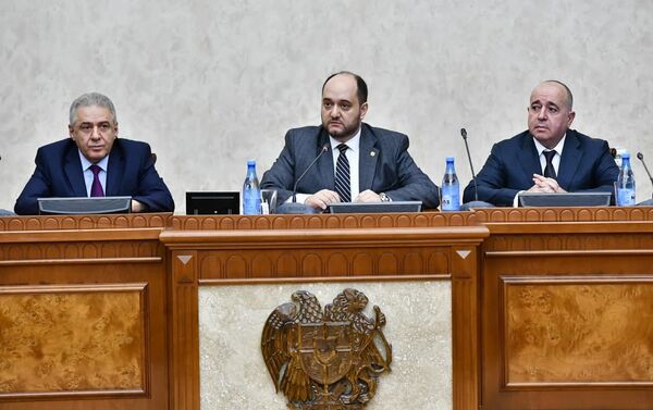 Слева направо: Вагаршак Арутюнян, Араик Арутюнян и Аршак Карапетян на заседании - Sputnik Армения
