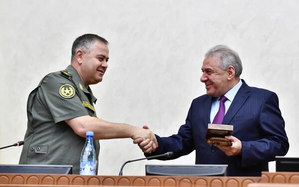 Артак Давтян и Вагаршак Арутюнян пожимают друг другу руки - Sputnik Армения