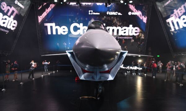 Chekmate հինգերորդ սերնդի նոր թեթև մարտավարական մեկ շարժիչ ունեցող կործանիչի նախատիպը  ՄԱԿՍ-2021 միջազգային ավիատիեզերական սրահում կայացած շնորհանդեսի ժամանակ: Ինքնաթիռը մշակում է «Սուխոյ» ընկերությունը, որը մտնում է «Ռոստեխ» Միացյալ ավիաշինական կորպորացիայի մեջ։ - Sputnik Արմենիա