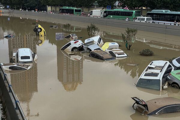 Затопленные машины в Чжэнчжоу (20 июля 2021). Китай - Sputnik Армения