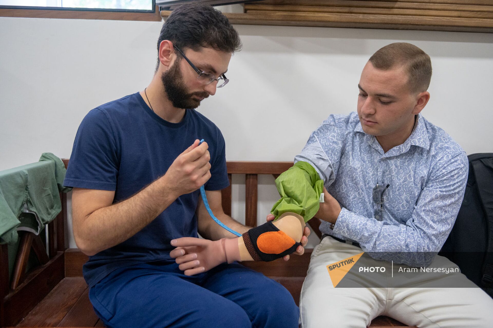 Руки потеряли, но мечтать не перестали: раненные в Карабахе примеряют бионические протезы - Sputnik Армения, 1920, 24.07.2021