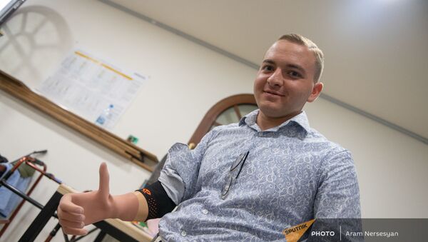 Специалисты из России устанавливают бионические протезы армянским военнослужащим в Реабилитационном центре Защитника Отечества - Sputnik Армения