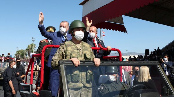 Президент Турции Реджеп Тайип Эрдоган и лидер киприотов-турок Эрсин Татар принимают участие в военном параде (20 июля 2021). Никосия - Sputnik Армения