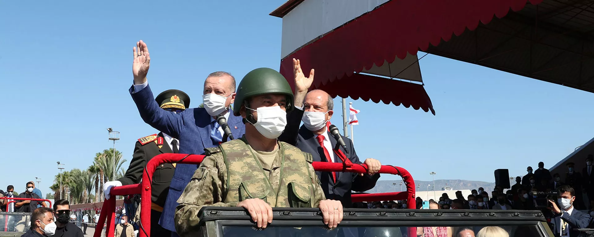 Президент Турции Реджеп Тайип Эрдоган и лидер киприотов-турок Эрсин Татар принимают участие в военном параде (20 июля 2021). Никосия - Sputnik Армения, 1920, 23.09.2021