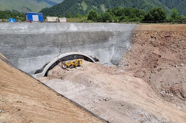 Строительство тоннеля на участке Цкере-Коби автомобильной дороги Мцхета-Степанцминда-Ларс (22 июля 2021). Грузия - Sputnik Армения
