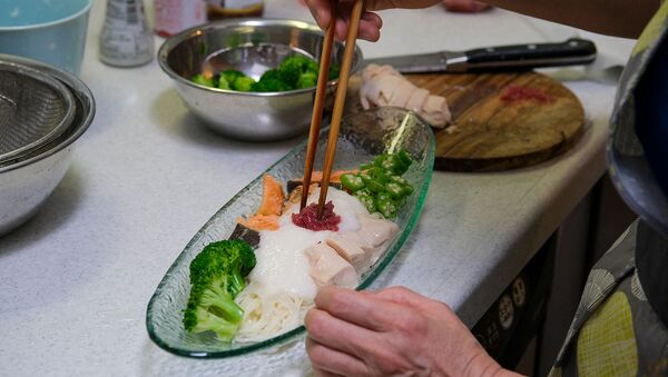 Победившая на кулинарном конкурсе кулинарных рецептов Олимпийской деревни Токио 2020 еда домохозяйки Йоко Нисимуры - Sputnik Армения