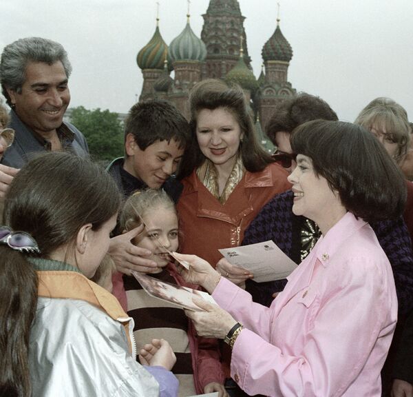 Французская певица Мирей Матье раздаёт автографы и на Красной площади, 1997 год - Sputnik Армения