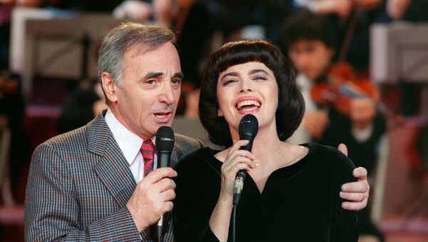 Шарль Азнавур и Мирей Матье на репетиции телешоу Le Grand Echiquier в Булони, 1987 год - Sputnik Армения