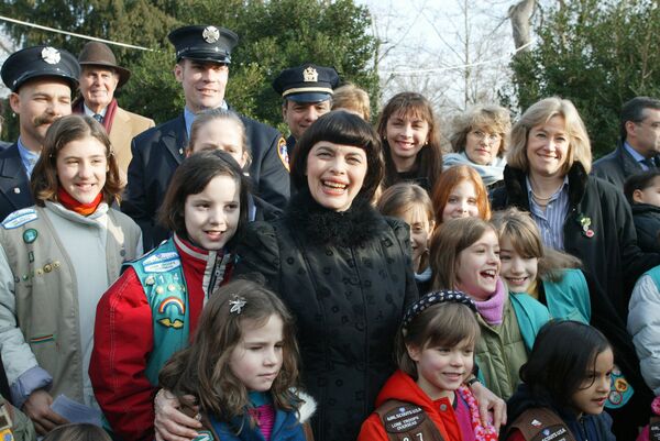 Певица Мирей Матье позирует с французскими и американскими детьми в Париже, 2002 год - Sputnik Армения