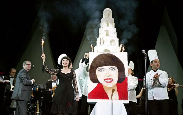 Мирей Матье благодарит публику после получения торта в концертном зале «Олимпия» на праздновании 40-летия своей карьеры в Париже, 2005 год - Sputnik Армения