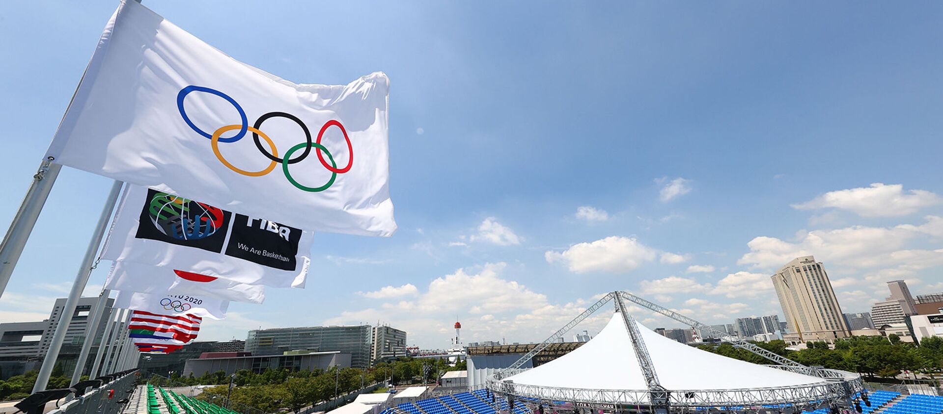 Олимпийские флаги на стадионе спортивного парка Аоми в Токио - Sputnik Արմենիա, 1920, 31.07.2021
