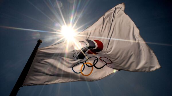 Флаг с символикой Олимпийских игр в Aomi Urban Sports Park в Токио. - Sputnik Армения