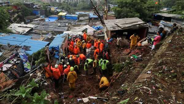 Спасатели ищут выживших после обрушения жилого дома из-за оползня в Мумбаи - Sputnik Армения