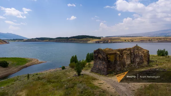 Церковь Сурб Погос-Петрос в Зовуни у апаранского водохранилища - Sputnik Армения