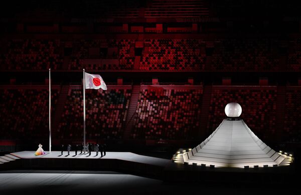Певица Мисиа исполняет гимн Японии во время поднятия флага страны на церемонии открытия XXXII летних Олимпийских игр (23 июля 2021). Токио - Sputnik Армения