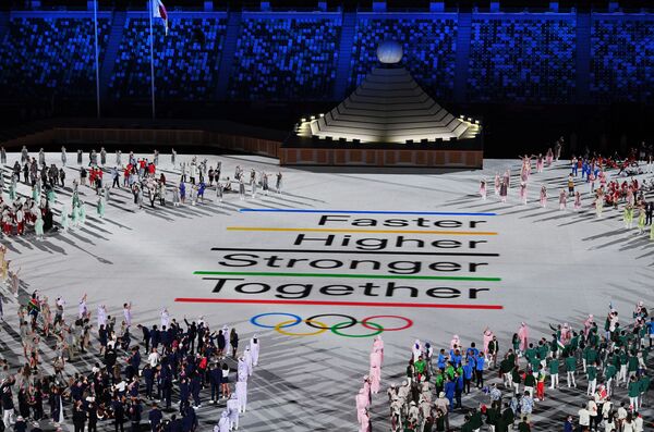 Обновленный девиз Олимпиады Быстрее, выше, сильнее - вместе на церемонии открытия XXXII летних Олимпийских игр (23 июля 2021). Токио - Sputnik Армения