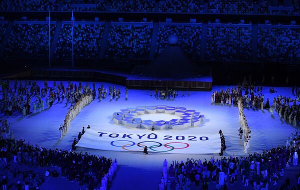 Вынос на стадион Олимпийского флага на церемонии открытия XXXII летних Олимпийских игр (23 июля 2021). Токио - Sputnik Армения