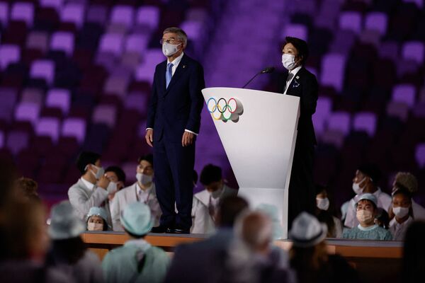 Президент Токийского организационного комитета Сейко Хасимото (слева) выступает с речью рядом с президентом МОК Томасом Бахом во время церемонии открытия Олимпийских игр (23 июля 2021). Токио - Sputnik Армения
