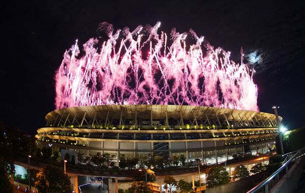 Салют над Национальным олимпийским стадионом во время церемонии открытия XXXII летних Олимпийских игр (23 июля 2021). Токио - Sputnik Армения