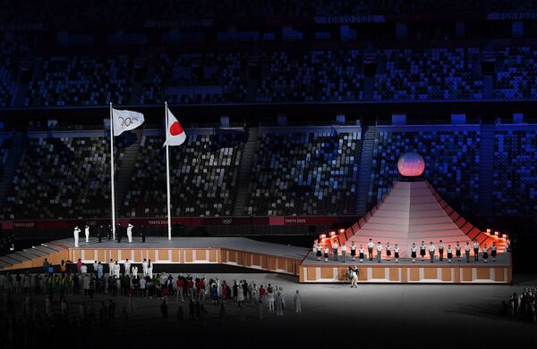 Поднятие Олимпийского флага на церемонии открытия XXXII летних Олимпийских игр (23 июля 2021). Токио - Sputnik Армения
