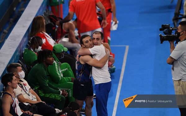 Артур Давтян обнимается со своим тренером после блестящего выступления - Sputnik Армения