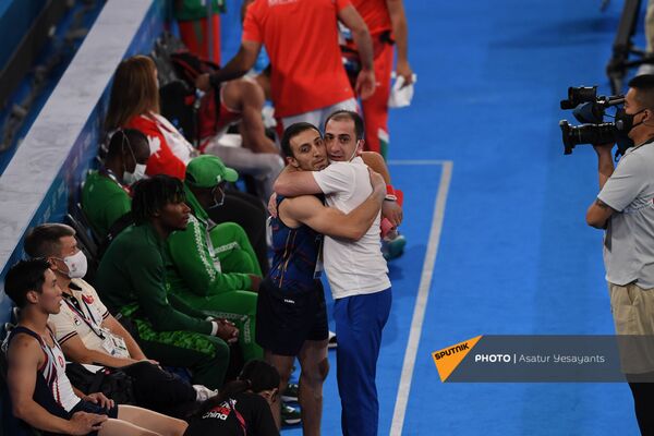 Մարմնամարզիկ Արթուր Դավթյանն իր մարզիչի հետ - Sputnik Արմենիա
