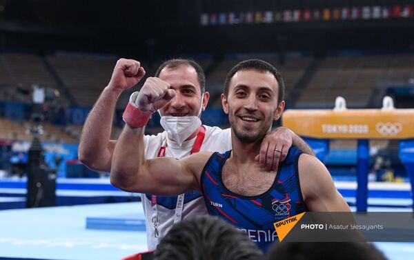 Артур Давтян со своим тренером делают победный жест - Sputnik Армения