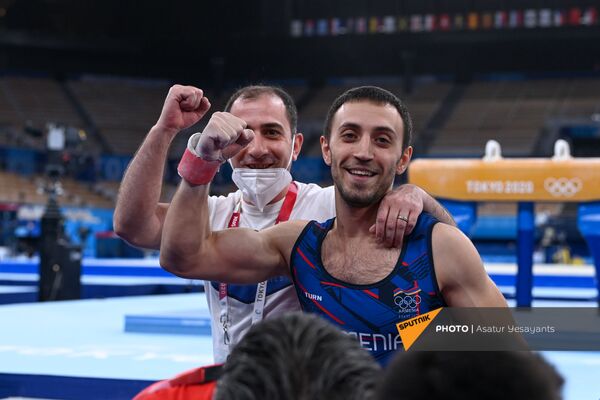 Артур Давтян со своим тренером делают победный жест - Sputnik Армения