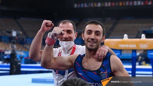 Артур Давтян со своим тренером делают победный жест - Sputnik Армения