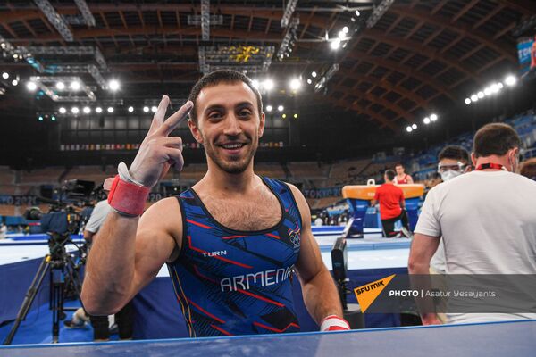 Артур Давтян делает победный жест рукой после второго блестящего выступления - Sputnik Армения