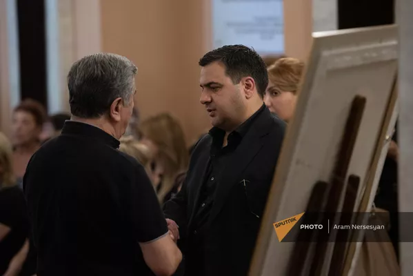 Родные Дживана Гаспаряна принимают соболезнования Родные Дживана Гаспаряна принимают соболезнования - Sputnik Армения