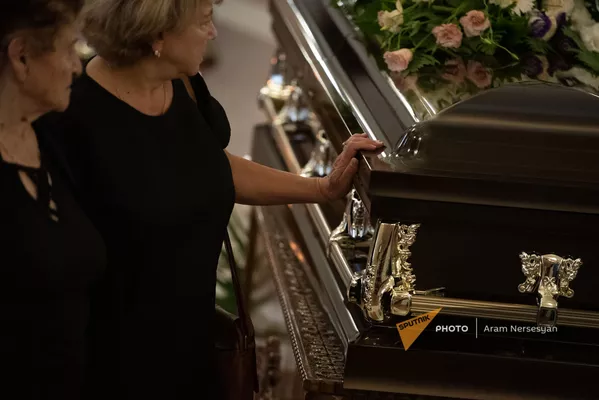 Люди на панихиде Дживана Гаспаряна Люди на панихиде Дживана Гаспаряна - Sputnik Армения