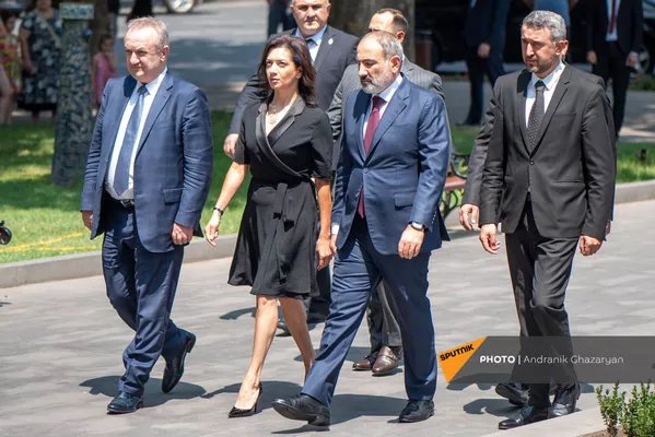 И.о. премьер-министра Никол Пашинян с Анной Акопян приехал на панихиду И.о. премьер-министра Никол Пашинян с Анной Акопян приехал на панихиду - Sputnik Армения