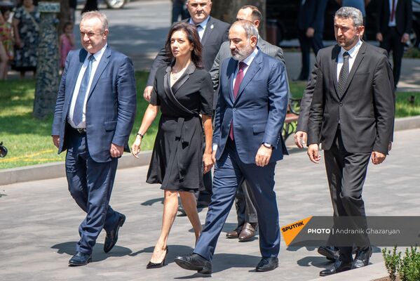 И.о. премьер-министра Никол Пашинян с Анной Акопян приехал на панихиду - Sputnik Армения