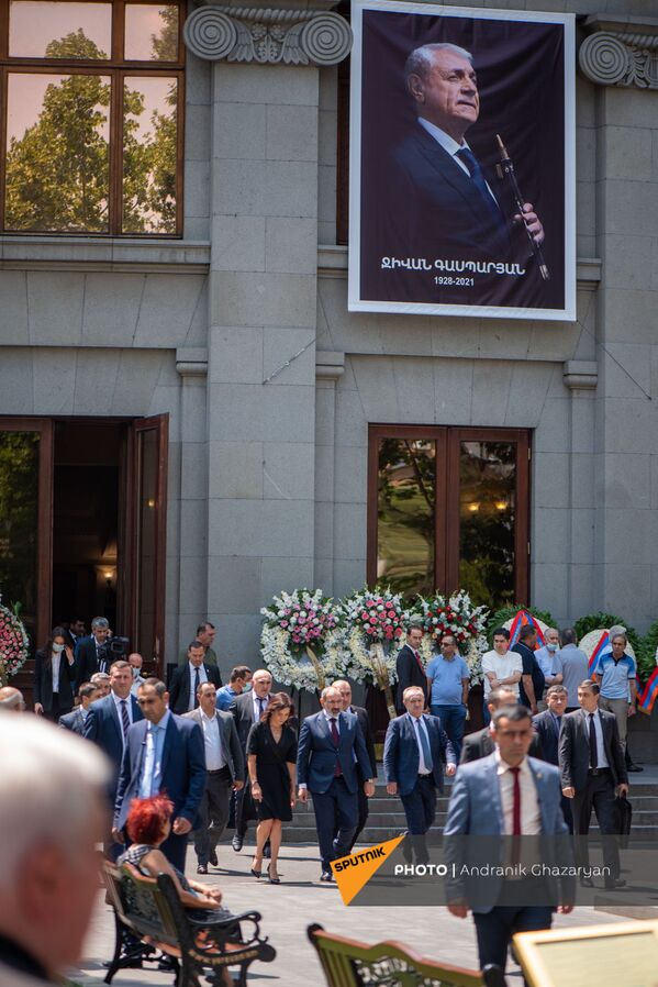 И.о. премьер-министра Никол Пашинян выходит из здания Оперы - Sputnik Армения