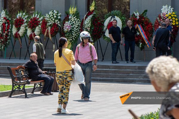 Люди у здания Оперы во время панихиды Дживана Гаспаряна - Sputnik Армения