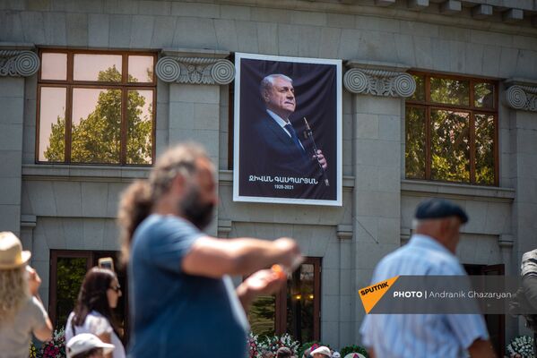 Баннер с портретом Дживана Гаспаряна на фасаде здания Оперы - Sputnik Армения