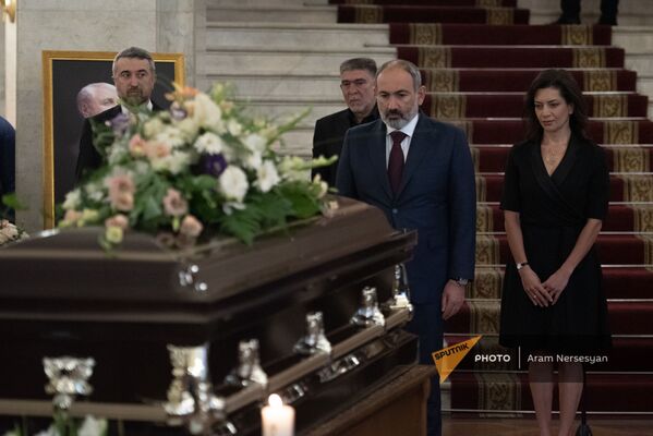И.о. премьер-министра Никол Пашинян с Анной Акопян у гроба Дживана Гаспаряна - Sputnik Армения