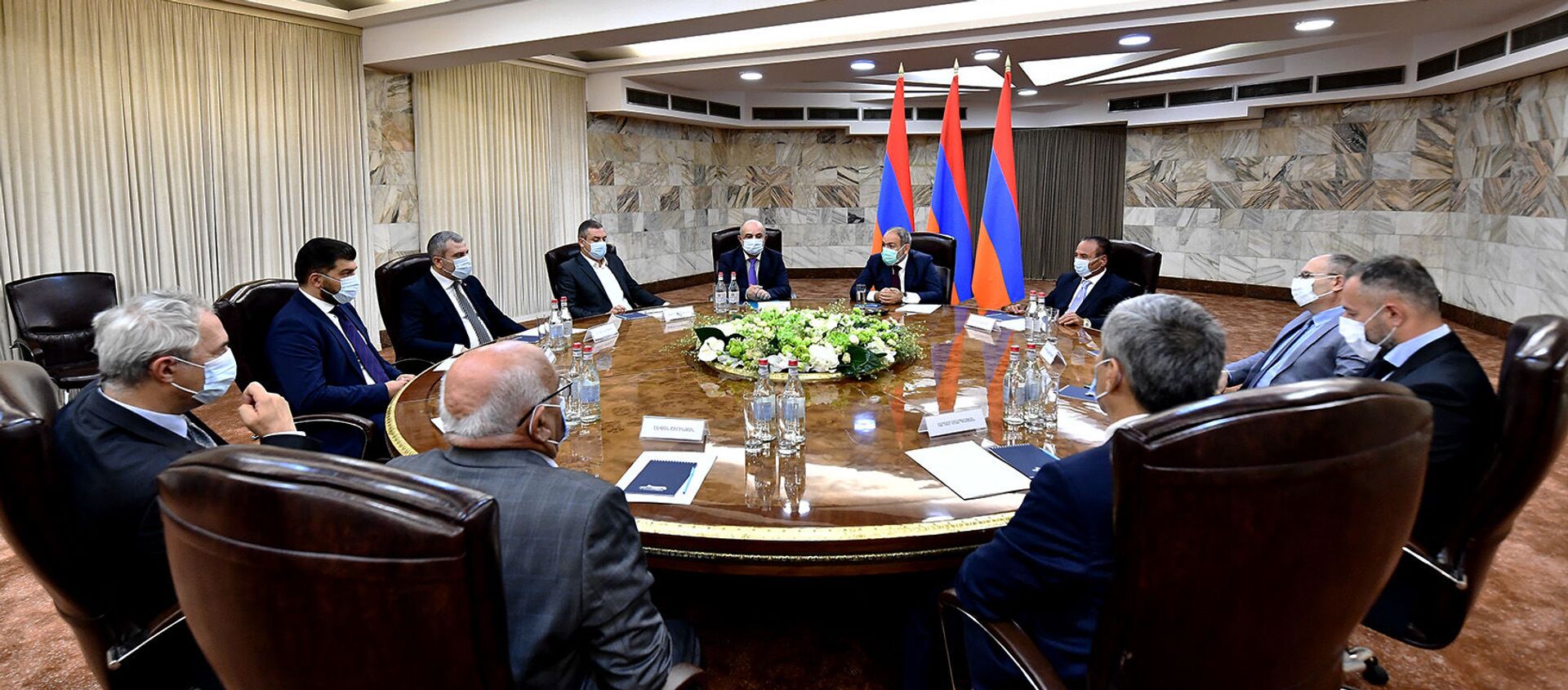 И.о. премьер-министра Никол Пашинян провел заседание с лидерами внепарламентских политических сил (24 июля 2021). Еревaн - Sputnik Արմենիա, 1920, 24.07.2021